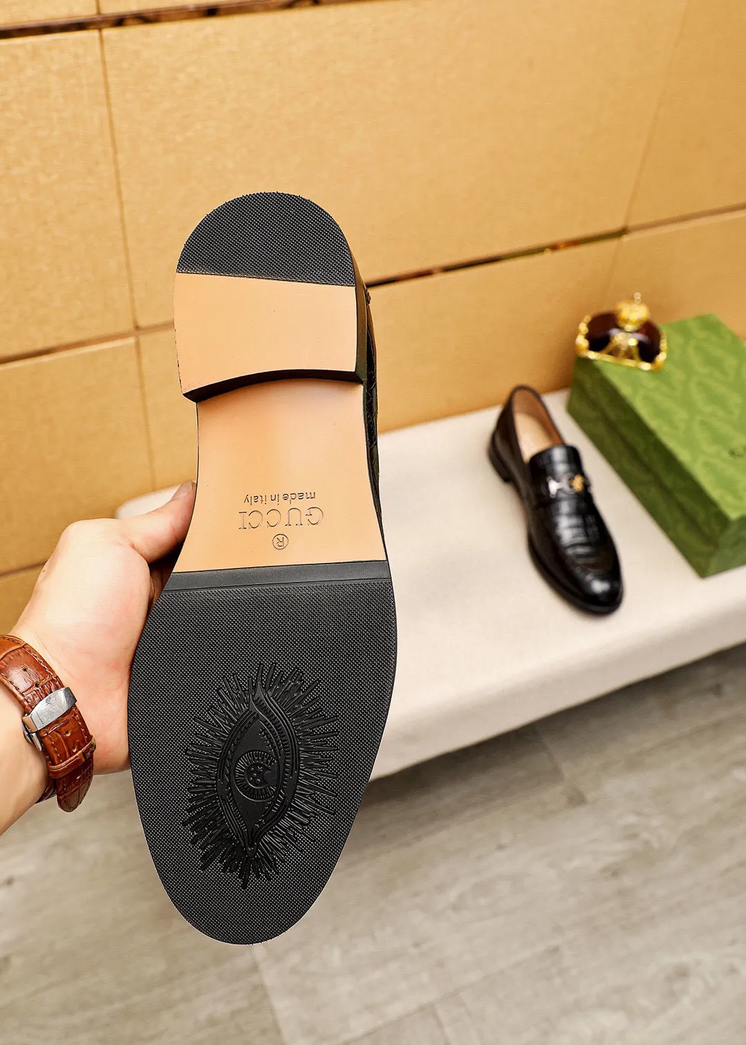 Men's shoes 💰442 💐 Product trademark: GUCCI "Gucci" casual leather shoes Regular size: 38-44 (45.46🉑️customized) Product materials: Selected imported first-layer calfskin embossed upper + luxury hardware buckle, imported water-dyed cow leather lining. Strong three-dimensional visual effect, combined outsole Color: 2⃣️colors available